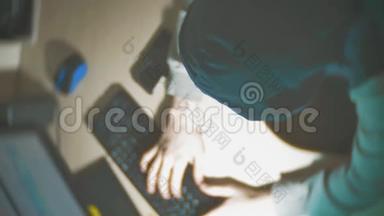 黑客人程序员在引擎盖使用计算机黑客信息和数据从用户帐户。 泰尔橙色